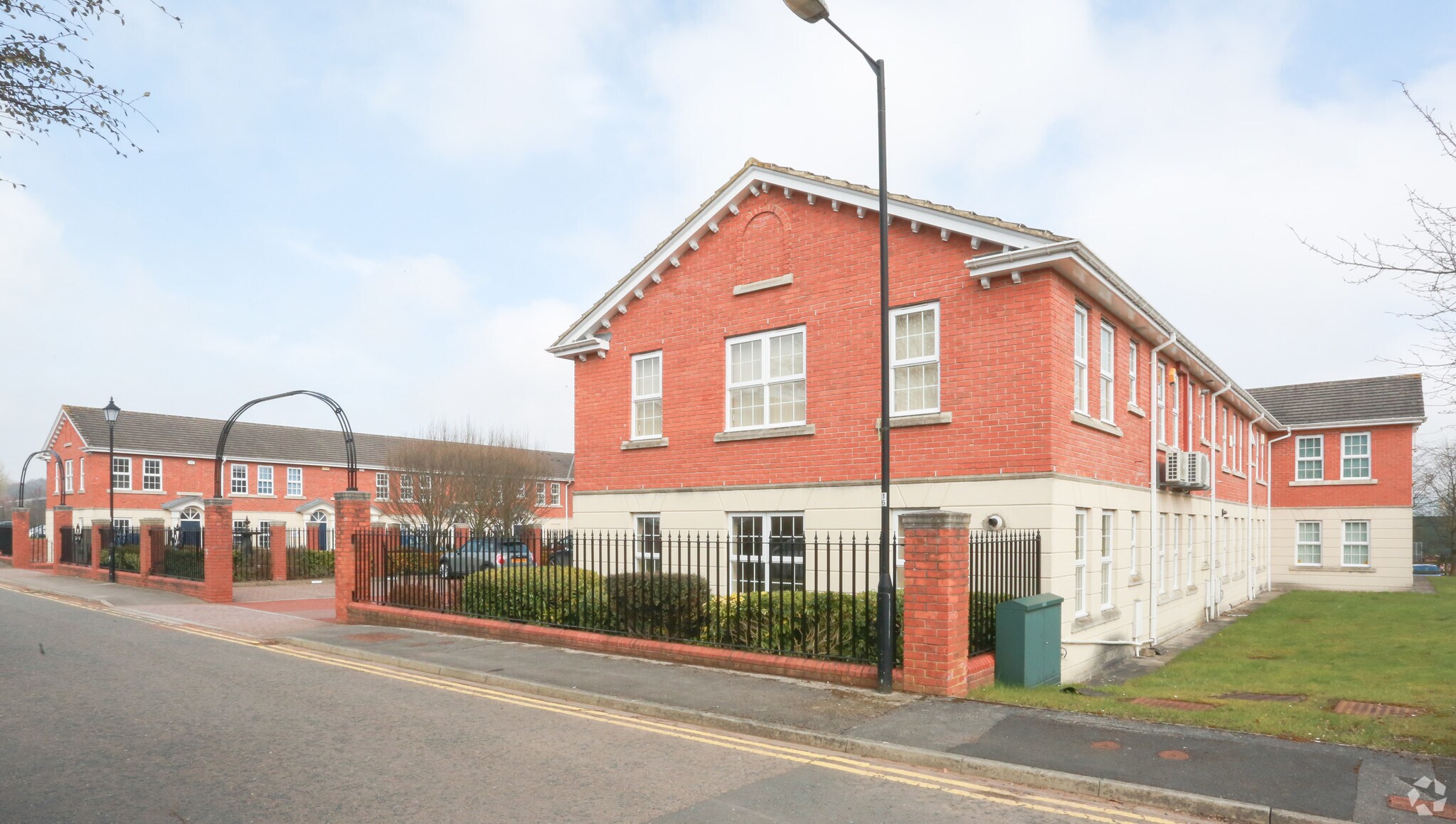 27 Hornbeam Sq S, Harrogate for sale Primary Photo- Image 1 of 1