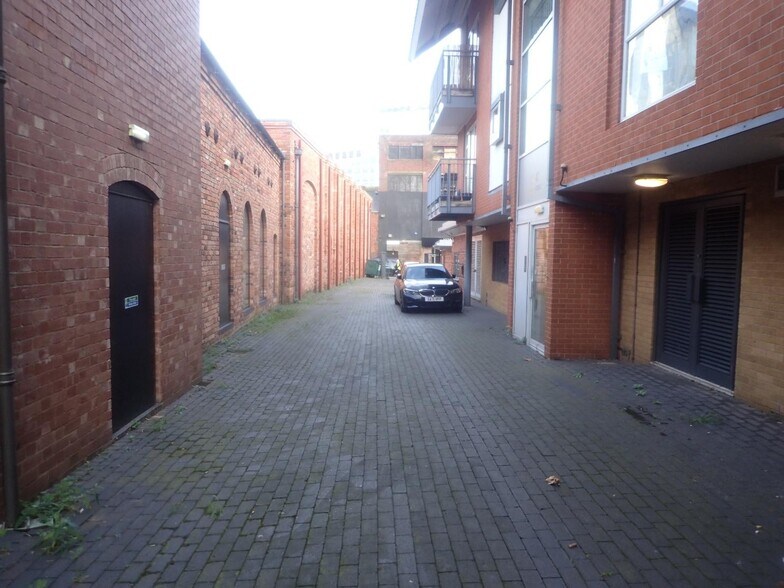 UNITS 1 & 2 THE COURTYARD portfolio of 2 properties for sale on LoopNet.co.uk - Building Photo - Image 3 of 5