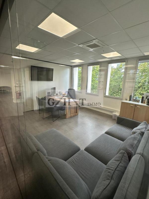 Office in Charenton-le-Pont to rent Interior Photo- Image 1 of 3