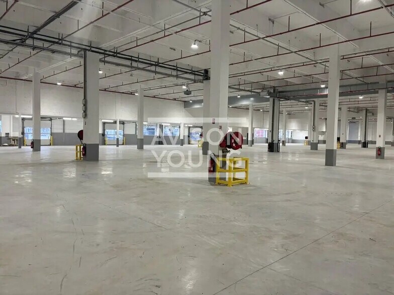 Light Industrial in Gennevilliers to rent - Interior Photo - Image 1 of 12