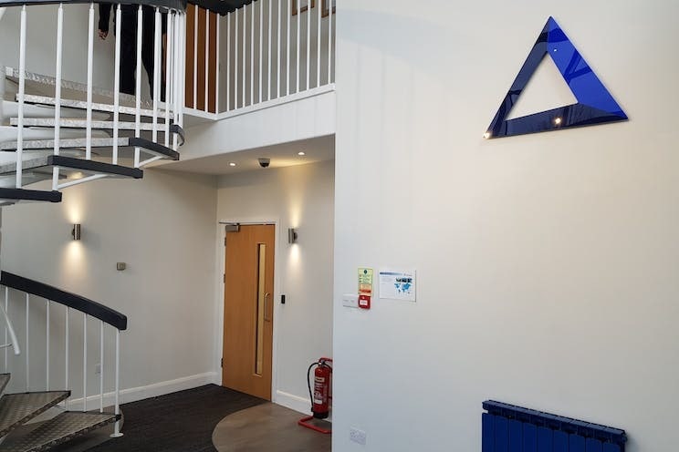 Dogflud Way, Farnham to rent - Interior Photo - Image 2 of 3