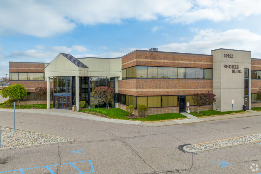 20952 E 12 Mile Rd, Saint Clair Shores, MI for sale - Primary Photo - Image 1 of 1