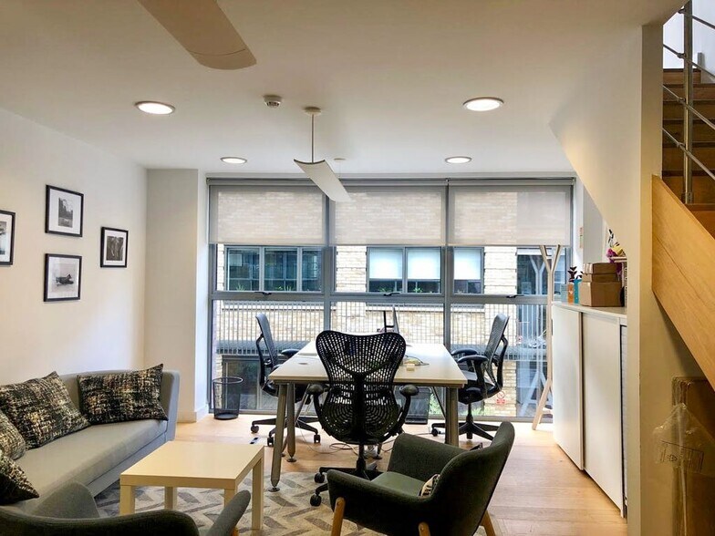 Turnham Green Terrace Mews, London to rent - Building Photo - Image 3 of 8