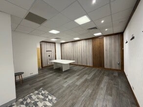 Manor Way, Borehamwood to rent Interior Photo- Image 2 of 5