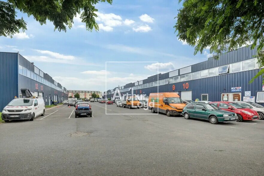 4 Route De Longjumeau, Chilly-Mazarin to rent - Building Photo - Image 3 of 6