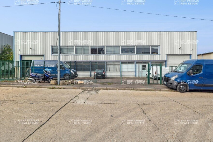 Light Industrial in Morangis to rent - Building Photo - Image 2 of 11