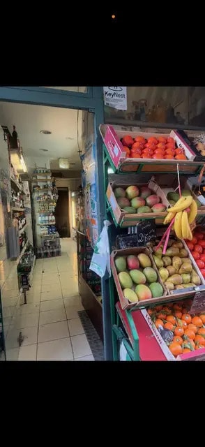 Retail in Paris for sale Building Photo- Image 1 of 3