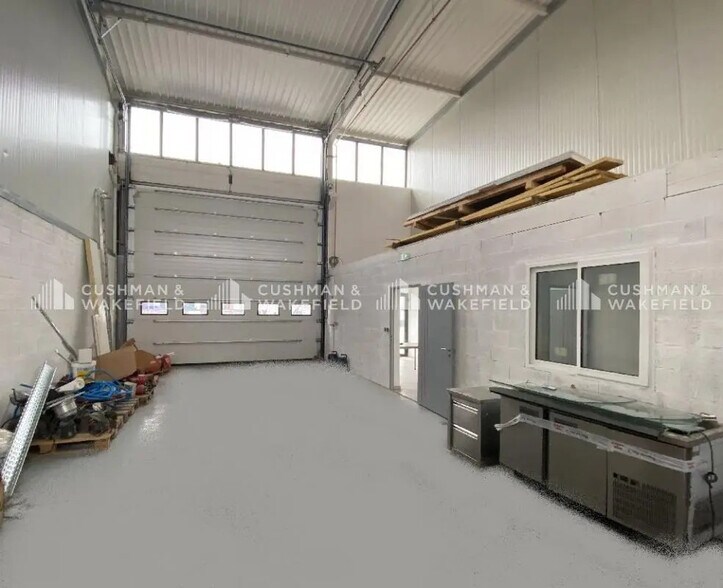 Light Industrial in Strasbourg to rent - Interior Photo - Image 2 of 7