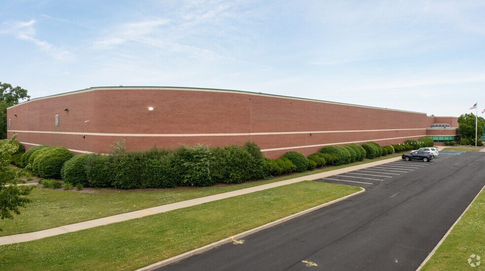 555 N Research Pl, Central Islip, NY for rent - Building Photo - Image 1 of 8