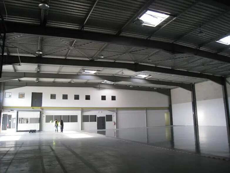 Industrial in Aubagne to rent - Building Photo - Image 2 of 9