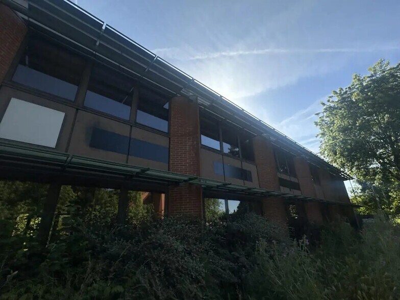 90 Rue Du Village D'Entreprises, Labège to rent - Building Photo - Image 3 of 11