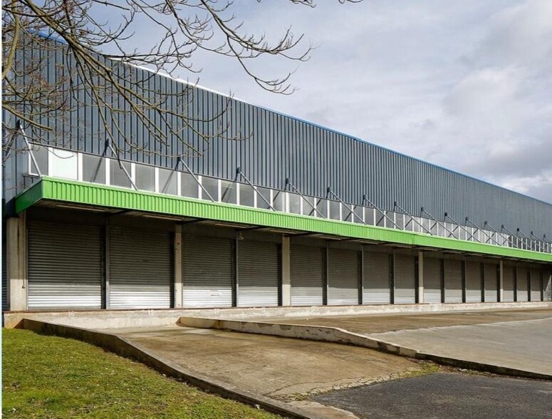 Office in SAINT-OUEN-L'AUMONE to rent - Building Photo - Image 2 of 3