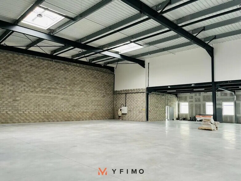 Light Industrial in Élancourt to rent - Interior Photo - Image 2 of 4