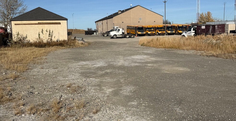 4207 80 Ave NE, Calgary, AB to rent - Primary Photo - Image 2 of 6