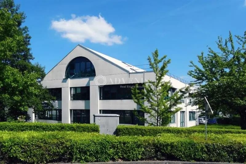 Office in Trappes to rent Building Photo- Image 1 of 6