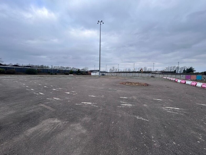 Caxton Way, Stevenage to rent - Primary Photo - Image 1 of 7