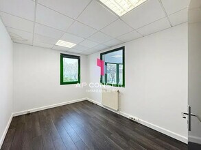 Office in Chavenay to rent Interior Photo- Image 2 of 4