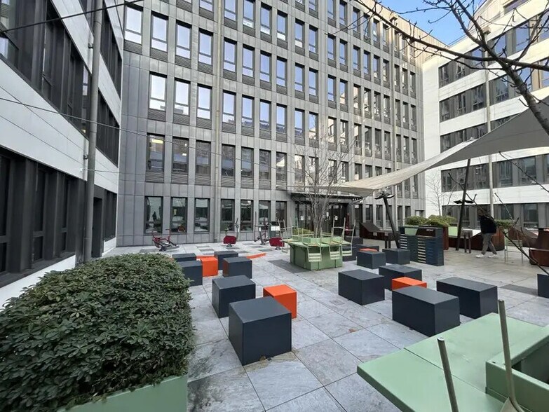 35-37 Rue Louis Guérin, Villeurbanne to rent - Building Photo - Image 3 of 4