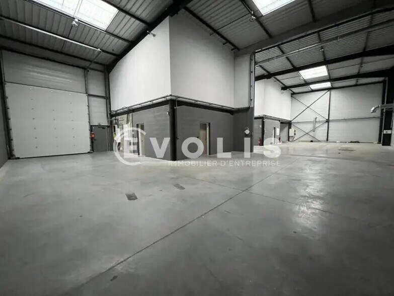 Light Industrial in Chassieu to rent - Interior Photo - Image 2 of 14