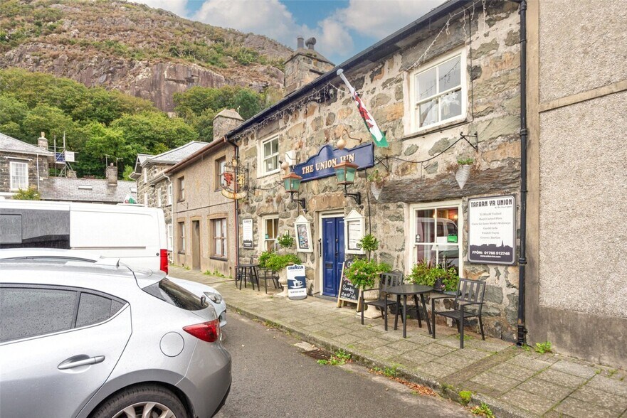7 Market Sq, Porthmadog for sale - Building Photo - Image 1 of 1