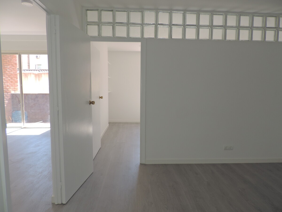 Madrid, MAD 28010 - Unit D - - Interior Photo - Image 2 of 7