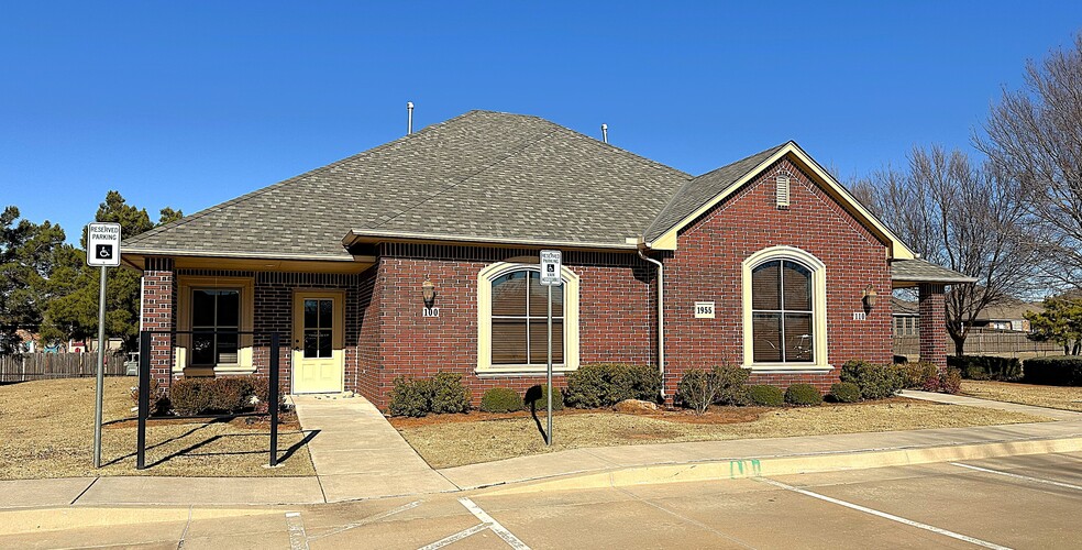 1955 W 33rd St, Edmond, OK for rent - Primary Photo - Image 1 of 6