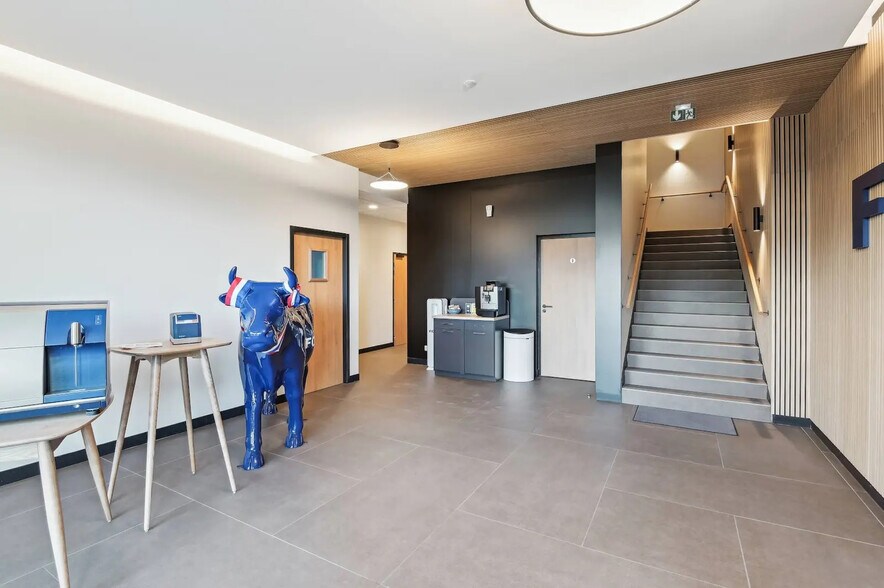 Light Industrial in Nanterre to rent - Lobby - Image 3 of 7
