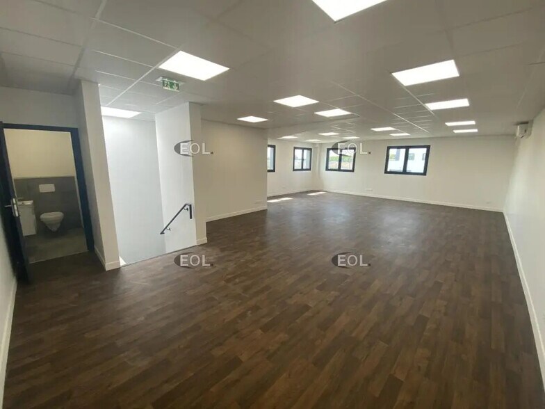 Light Industrial in Coignières to rent - Primary Photo - Image 3 of 5