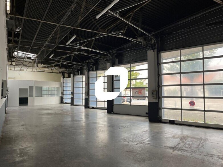 Light Industrial in Vénissieux to rent - Interior Photo - Image 2 of 16