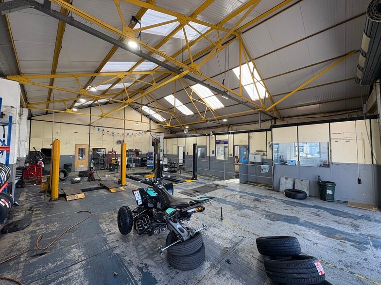 279 Penarth Rd, Cardiff to rent - Building Photo - Image 2 of 3