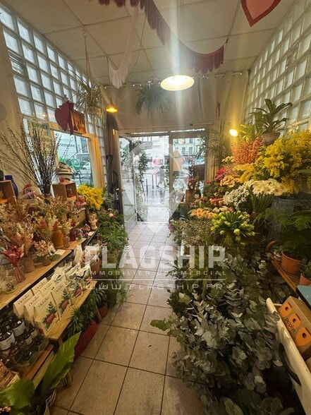 Retail in Paris to rent - Interior Photo - Image 3 of 10