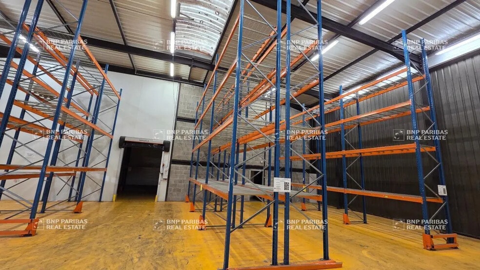Light Industrial in Croissy-Beaubourg to rent - Interior Photo - Image 2 of 2