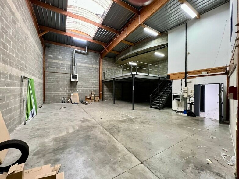 Light Industrial in Lagny-sur-Marne for sale - Interior Photo - Image 2 of 3