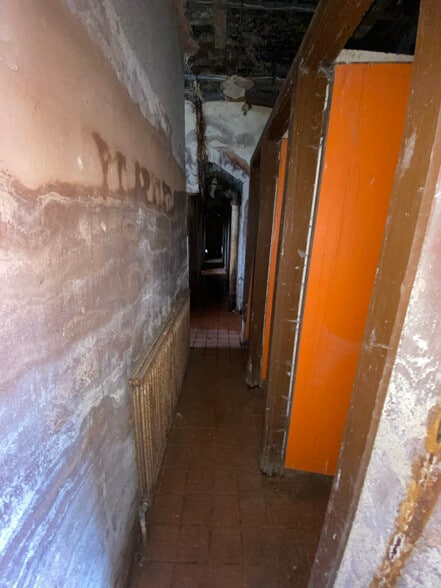 80-90 Millwall Park Arches, London to rent - Building Photo - Image 3 of 6