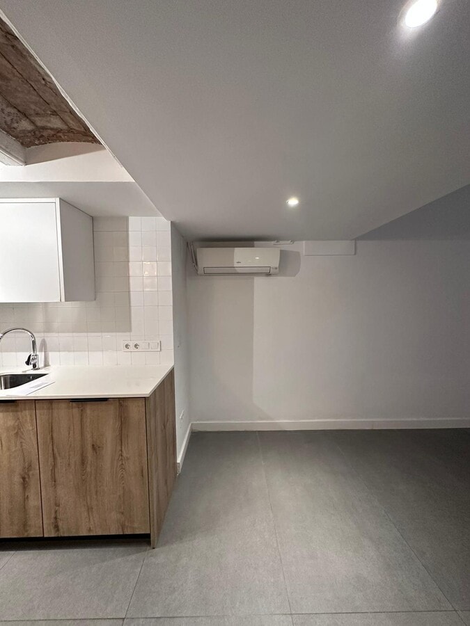 Barcelona, BAR 08001 - Unit - -  - Interior Photo - Image 2 of 2