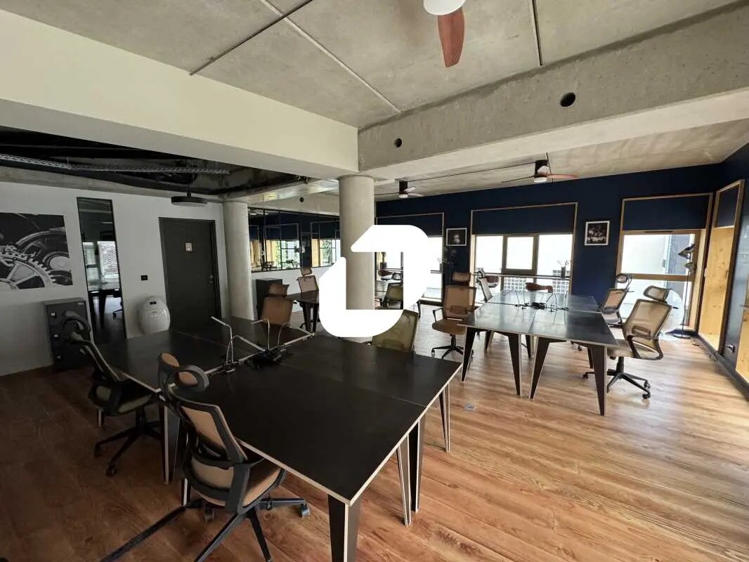 Office in Ivry-sur-Seine to rent Interior Photo- Image 1 of 6