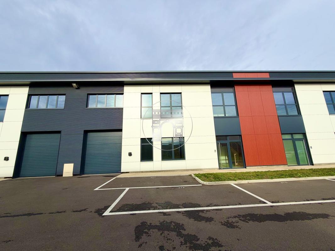 Industrial in Lieusaint to rent Building Photo- Image 1 of 11