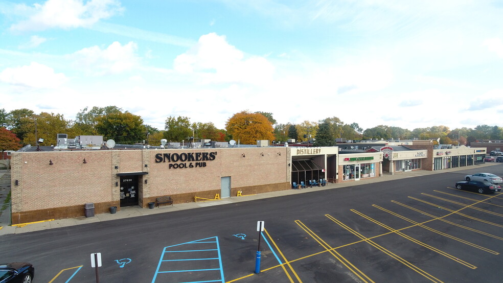 27500 Schoolcraft Rd, Livonia, MI for rent - Building Photo - Image 1 of 5