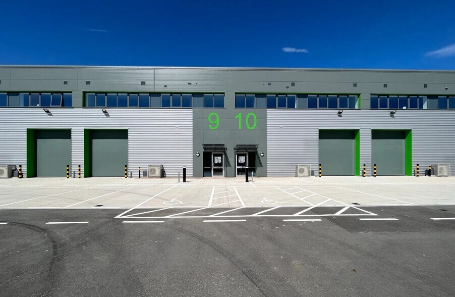 Vulcan Way, Wimborne to rent - Building Photo - Image 3 of 8