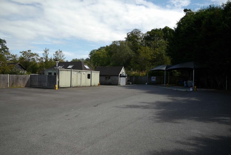 Effingham Rd, Copthorne for sale - Building Photo - Image 1 of 1