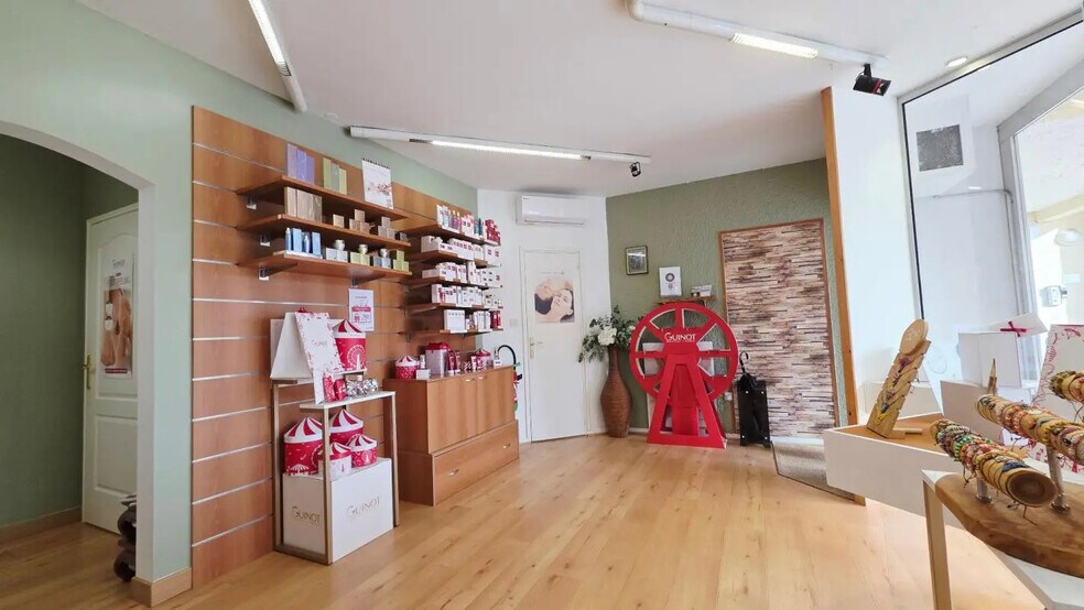 Retail in Bourges for sale - Interior Photo - Image 1 of 7