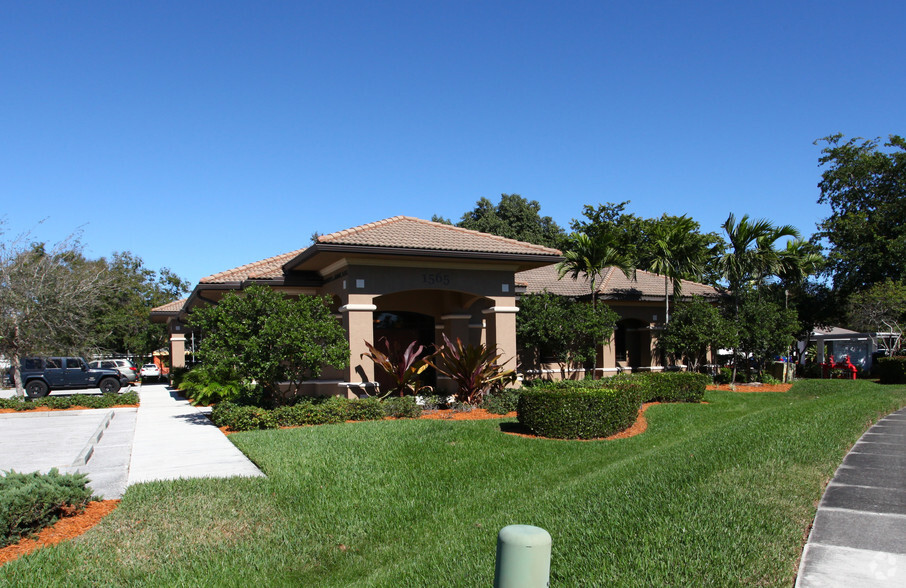 1565 Matthew Dr, Fort Myers, FL for rent - Building Photo - Image 1 of 21