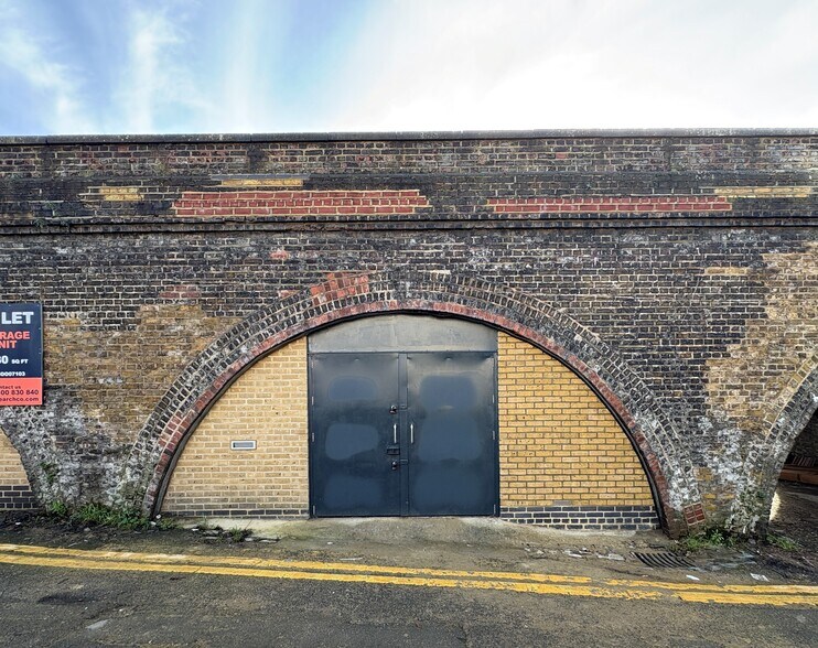 Barton Rd, Rochester to rent - Building Photo - Image 3 of 3