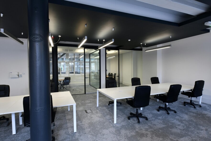 59-61 Piccadilly, Manchester to rent - Building Photo - Image 3 of 13