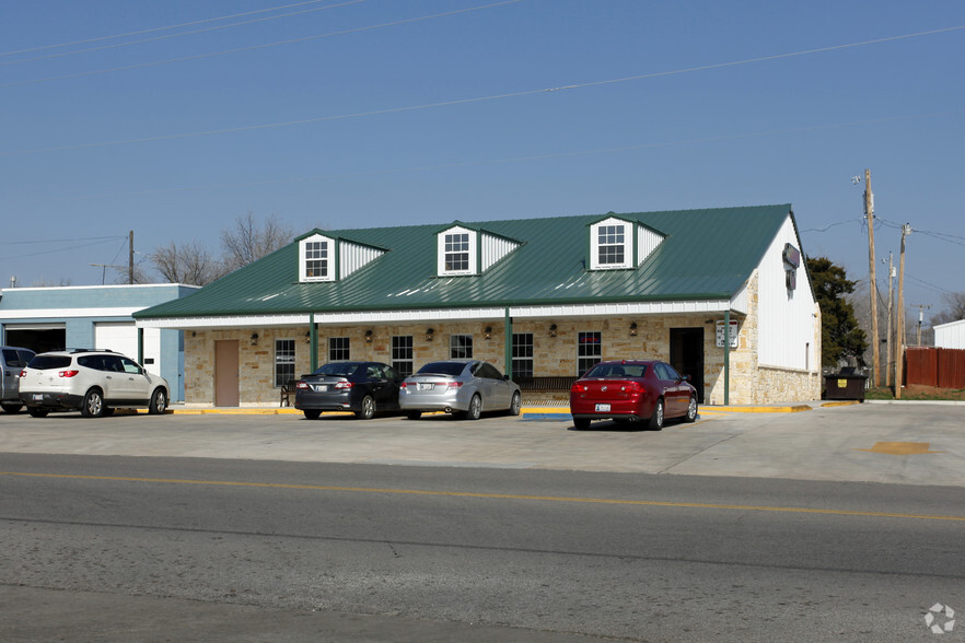 209 E Walnut St, Tecumseh, OK for rent - Primary Photo - Image 1 of 10