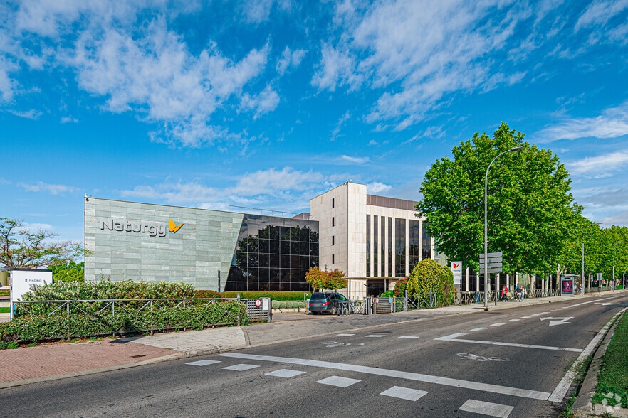 Avenida San Luis, 77, Madrid, Madrid to rent - Primary Photo - Image 1 of 4