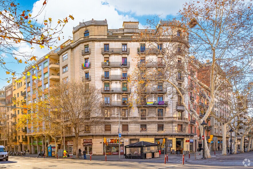 Retail in Barcelona, Barcelona to rent - Primary Photo - Image 1 of 2