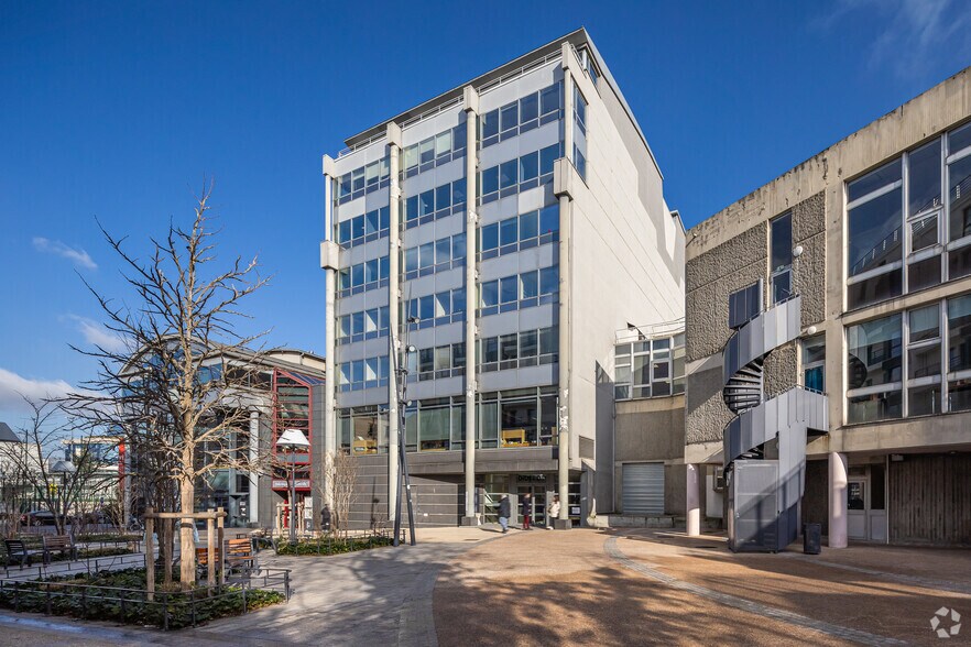 33-39 Rue Du Gouverneur Général Félix Eboue, Issy-les-Moulineaux to rent - Building Photo - Image 2 of 29