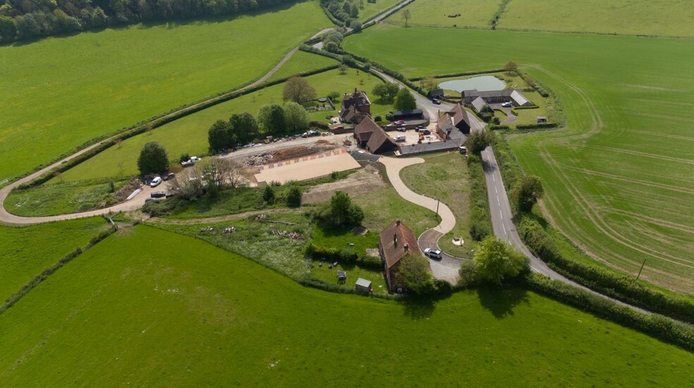 Barn Ln, High Wycombe for rent - Aerial - Image 2 of 3