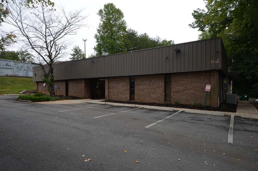 4000 Brownsboro Rd, Winston-Salem, NC for rent - Building Photo - Image 2 of 15